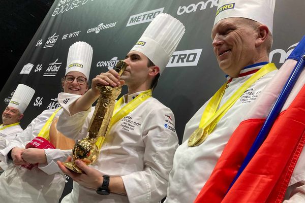 Paul Marcon emporte le Bocuse d'Or 2025 avec son coach et Meilleur Ouvrier de France Christophe Quantin et sa commis Camille Pigot, qui remporte également le titre de meilleure commis