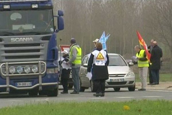 le personnel de l'hôpital psychiatrique de Prémontré (02) distribue des tracts