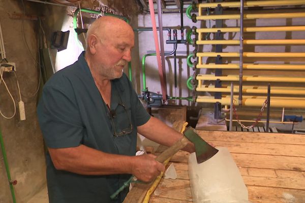 Le moulin de la Bruère, à La Flèche, dans la Sarthe, est le dernier de France à produire des pains de glace.