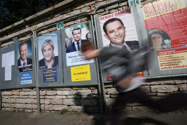 Panneaux électoraux à Pont-de-Roide (Doubs) en avril 2017