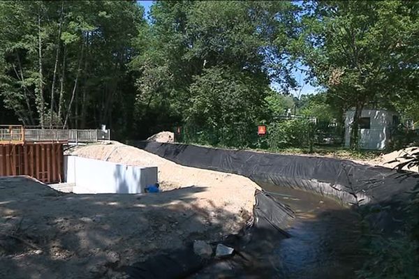 Les travaux consistent notamment à séparer le lac de la rivière.