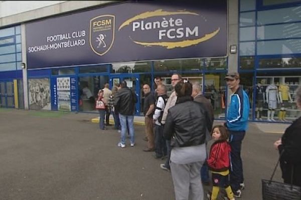 Avant même de connaître la bonne nouvelle de samedi soir (FCSM s'impose 1-2 face à Rennes), les 6000 billets du match ultime de la saison sont partis comme des petits pains.
http://franche-comte.france3.fr/2014/05/06/sochaux-evian-les-supporters-s-arrachent-les-billets-472009.html