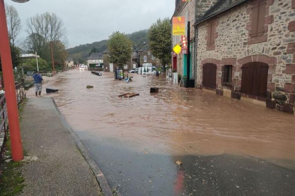 Ce jeudi soir, le bilan est lourd : cinq personnes mises en difficultés, une douzaine de maisons touchées, un garage inondé, et un restaurant qui sera fermé demain, tout comme l'école du village.