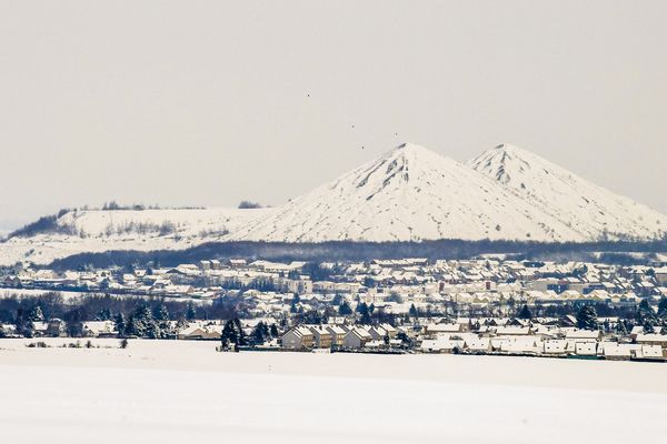 Les terrils de Loos-en-Gohelle (Pas-de-Calais) recouverts d'une épaisse couche de neige en janvier 2019.