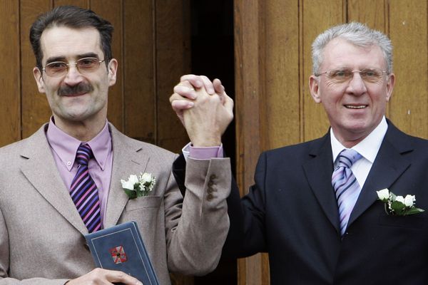 Premier couple pacsé de France, Dominique et Francis se sont ensuite mariés en 2006 en Belgique, sept ans avant l'ouverture du mariage aux couples de même sexe en France.