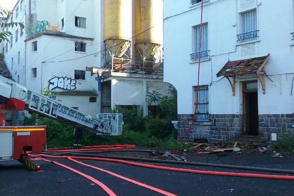 Une vingtaine de sapeurs pompiers était sur place en fin de journée pour enrayer le feu d'un bâtiment désaffecté à Riom