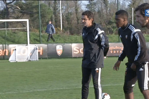 Sylvain Ripoll mène l'entraînement du FC Lorient.