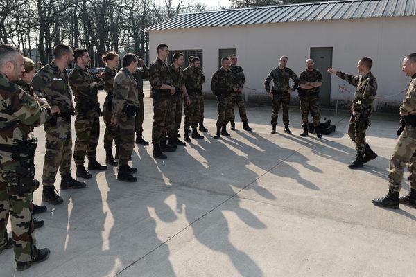 Camp militaire de formation de gendarmes réservistes, à St-Jean-de-Linières dans le Maine-et-Loire