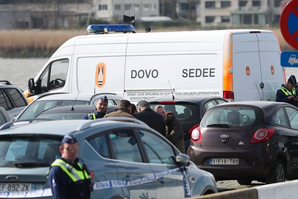 Les forces de l'ordre sur les quais de l'Escaut où le véhicule a été immobilisé.