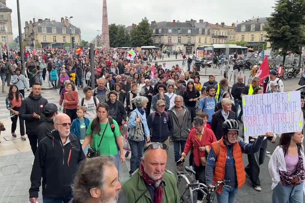 Des centaines de personnes se sont réunies à l'appel du NFP pour protester contre la nomination de Michel Barnier.