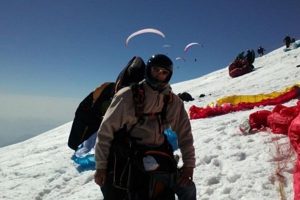 Trois Franc-Comtois emmènent leur parapente au sommet du Mont-Blanc, à l'occasion de conditions climatiques exceptionnelles. 