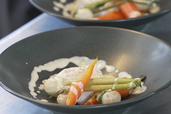 Le chef Jean-Philippe Dulac cuisine le poisson avec du nougat dans son restaurant "Comme une abeille".