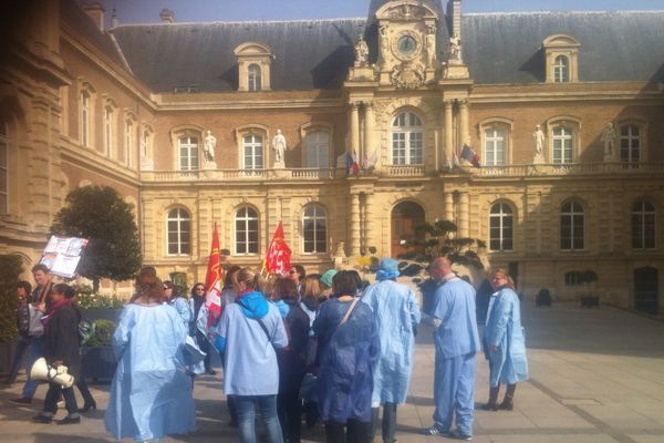 Rassemblement des infirmiers anesthésistes sur le parvis de l'hôtel de ville