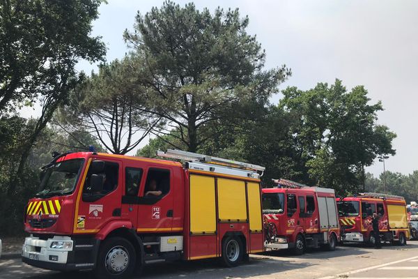 Une douzaine de véhicules et une soixantaine de soldats du feu du Puy-de-Dôme et du Rhône sont postés en renfort à la Teste-de-Buch.