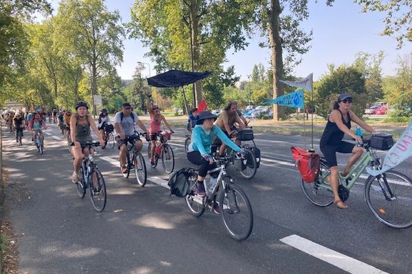 Environ 1 000 personnes dont 700 cyclistes et 10 tracteurs se sont réunis dans les rues de Tours pour le convoi de l'eau.