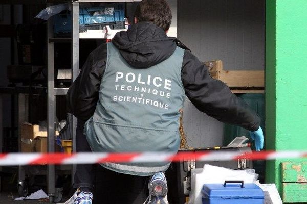 Des membres de la police scientifique travaillent, le 10 février 2012 à Nice, sur les lieux où deux hommes ont été tués et un autre grièvement blessé aux jambes dans une fusillade survenue au MIN.