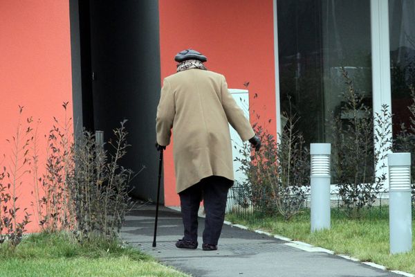 Les personnes seules ou du troisième âge sont particulièrement visées par cette arnaque aux faux policiers.