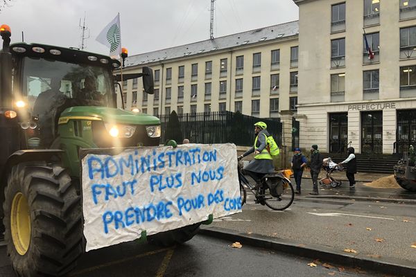 Les agriculteurs ont pris position ce jeudi matin devant la préfecture de Nantes.