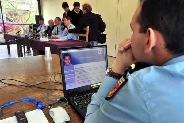 17 ans après le meurtre du petit Jonathan, originaire d'Orval dans le Cher, la famille espère un procès. 