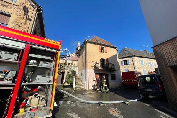 Un incendie dans le bourg de Rignac s'est propagé à 3 maisons et une grange mais n'a pas fait de blessés dans la nuit du mardi 31 mai au 1er juin 2022.