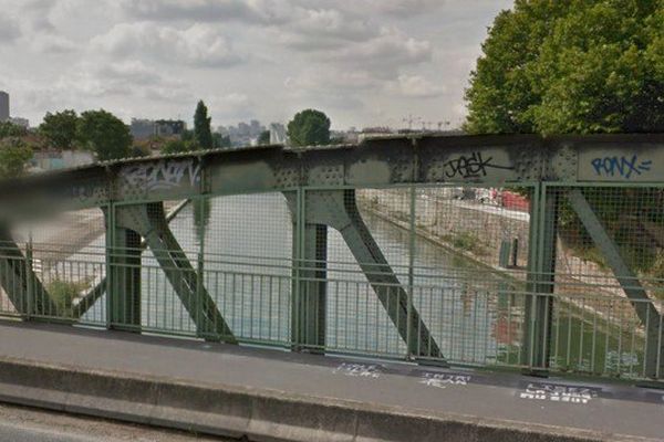 Le corps de la victime a été retrouvé dans un sac poubelle, au niveau de ce pont d'Aubervilliers.