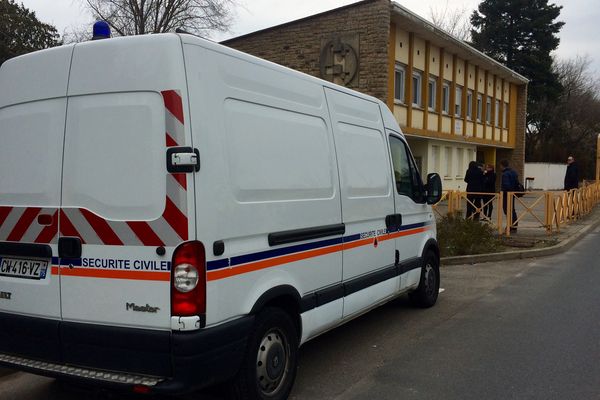 Mercredi 16 mars devant le groupe scolaire situé rue Pillet à Mâcon