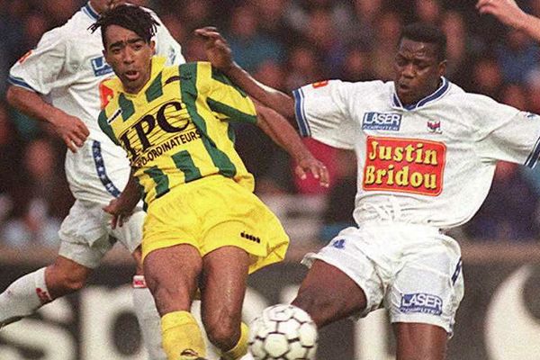 Le Nantais Patrice Loko le 31 mai 1995 lors de la dernière journée du championnat de France de football face à Lyon. En étant le meilleur buteur sur la saison 1994-1995, il sera l'artisan majeur du record inégalé des Nantais avec 32 journées d'invincibilité...