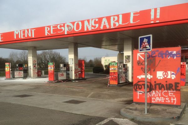 La station Total de Vigneux-de-Bretagne après le passage des casseurs