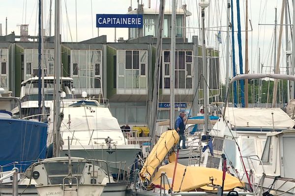 Canet-en-Roussillon (Pyrénées-Orientales) - les bateaux de plaisance dans le port et la capitainerie - mai 2023.