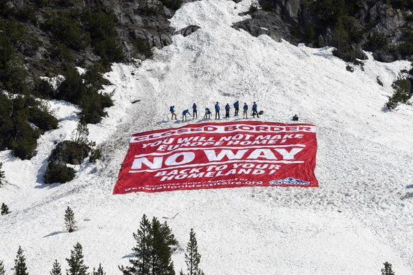 Génération Identitaire (extrême droite) barre la route aux migrants dans les Hautes-Alpes