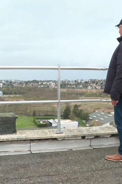 Sylvain Soublin regarde le dépôt Antargaz à plusieurs centaines de mètres des infrastructures de la ville de Ris-Orangis (91)