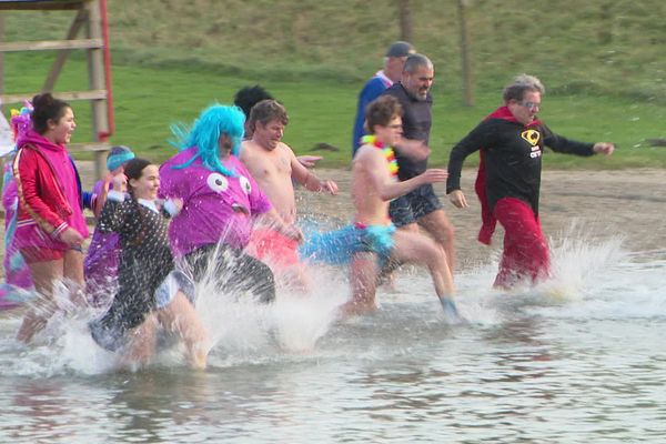 Une quinzaine de personnes se sont réunies à Avion pour célébrer le dernier jour de l'année dans l'eau.