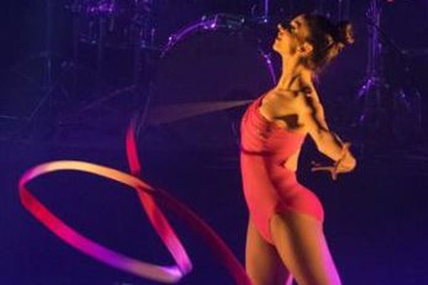 Aline Sepret, danseuse de cabaret sur la page Facebook