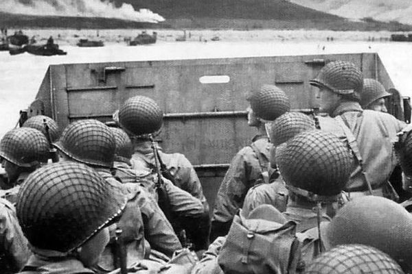 Troupes américaines sur le point de débarquer sur la plage.