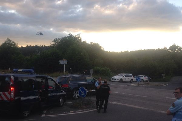 A Sanssac-L'Eglise, en Haute-Loire, le forcené de 22 ans auteur d'un coup de feu dans la nuit lundi à mardi est à l'heure actuelle toujours recherché. Pour cette opération, les gendarmes de la Haute-Loire ont reçu les renforts de membres du GIGN. Les recherches suspendues en milieu de nuit ont repris mercredi matin.