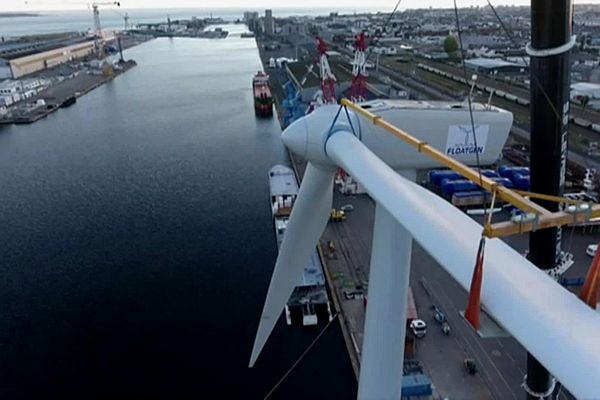 Eolienne sur le port de Nantes-Saint-Nazaire