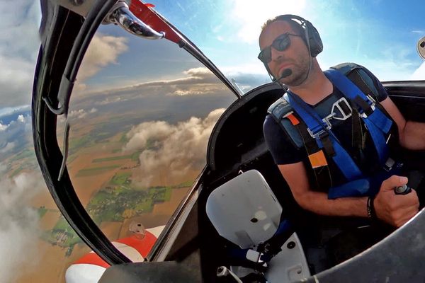 Août 2021 - A bord d'un avion de voltige piloté par Benjamin Gerovic au-dessus de l'aéro-club de Bernay (Eure) 

