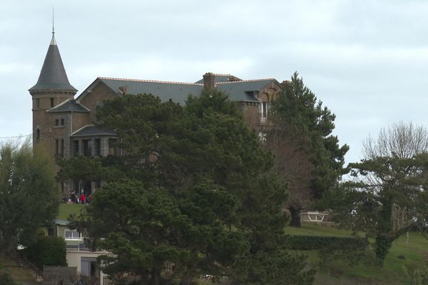 Le château de Barbe Brûlée surplombe la plage de Port-mer à Cancale