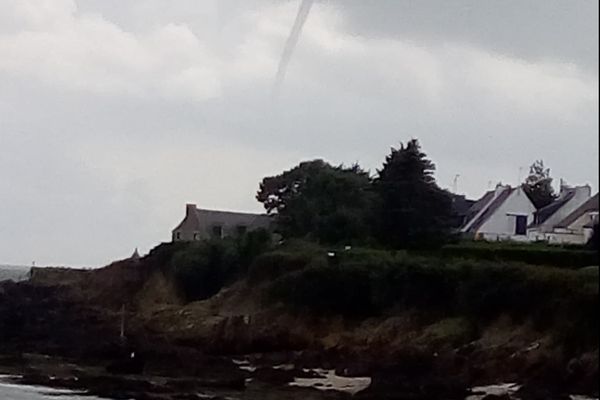 Photo de la trombe marine au large de Damgan (Morbihan), prise depuis la plage de Pen Lan à Billiers