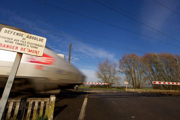 Erre, le 23 novembre 2015. Une femme d'une trentaine d'année et une fille de 5 ans ont été happées par un train et sont mortes ce matin à hauteur d'un passage à niveau