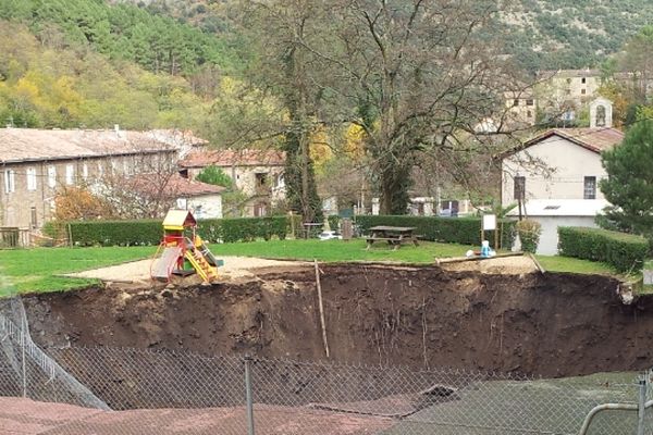 Le sol s'est effondré sous le terrain de tennis et l'aire de  jeux pour enfants à côté du stade.