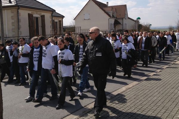 Près de 2.000 personnes dans les rues de Witry-lès-Reims pour la marche blanche en mémoire des victimes.