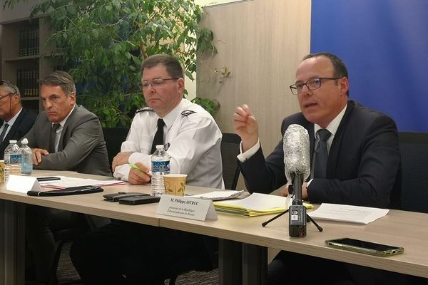 De droite à gauche : le procureur de la République de Rennes, Philippe Astruc (à droite), François Angelini, Directeur départemental de la Sécurité publique, Gilles Soulier, Directeur interrégional de la Police Judiciaire et Jean-Yves Moinet, chef du GIR (Groupe d'intervention régional) 