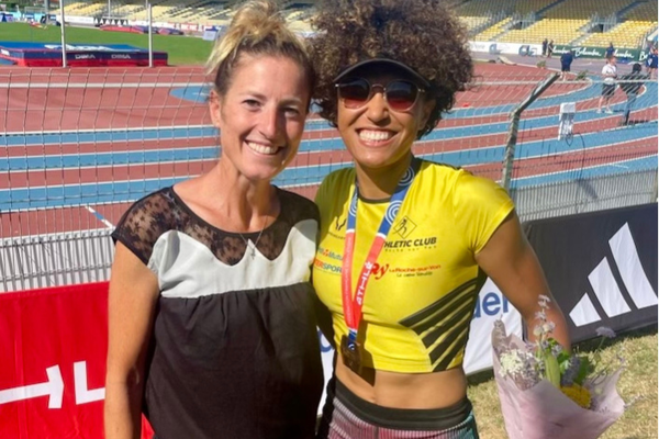 Angélica Berriot (à droite) et sa coach Tamara Bagnarol (à gauche) lors des championnats de France Élite à Albi, fin juillet 2023.