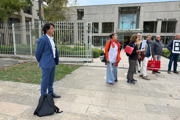 Montpellier - Silvain Pastor jugé pour outrages à agent et rébellion lors d'une manifestation à Sète, avec les militants du collectifs "bancs publics", devant le palais de justice - 12 septembre 2024.