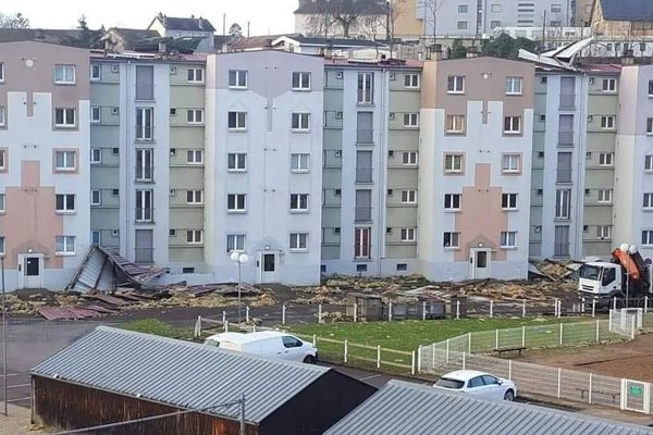 La toiture d'un immeuble s'envole à Gray (Haute-Saône) lors du passage de la tempête Ciara. 