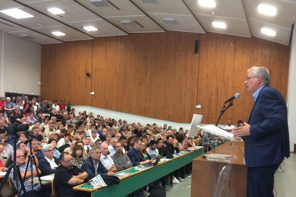 Pierre Laurent prend la parole à l'université d'été du parti communiste, à Angers