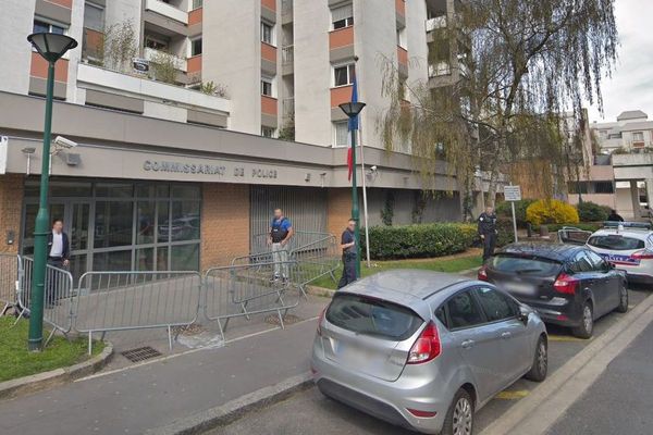 L'homme de 40 ans s'est rendu au commissariat d'Epinay-sur-Seine accompagné de ses enfants de cinq et sept ans.