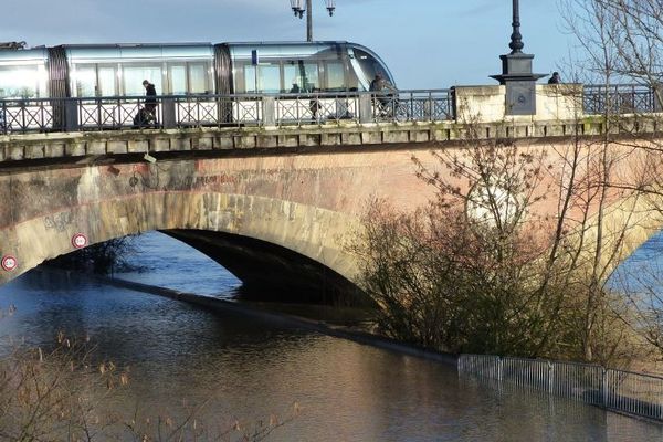 La Garonne déborde sur les quais de Bordeaux le 2 février 2014