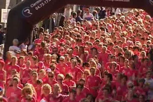 Elles étaient 15 467 à s'élancer dimanche matin de la place de Jaude. Pour aller courir dans les rues de la capitale auvergnate. Cette année encore, la Clermontoise a battu des records.